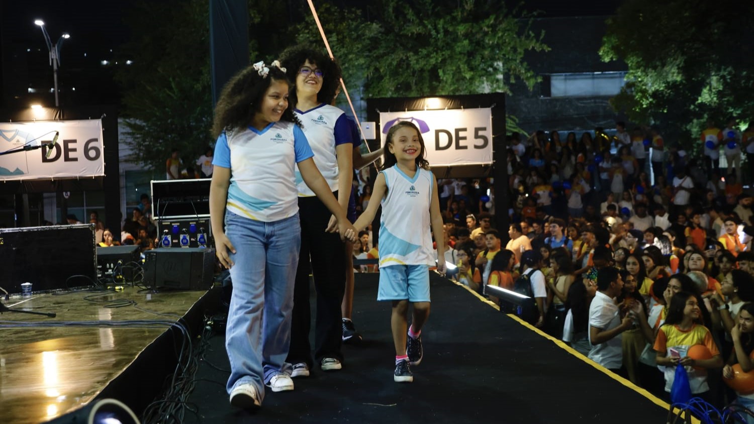 grupo de pessoas posa para a foto